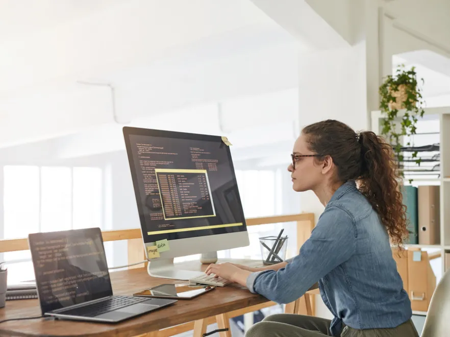 Kobiety, do komputerów! Deficyt programistek w Polsce może mieć negatywny wpływ na działanie AI