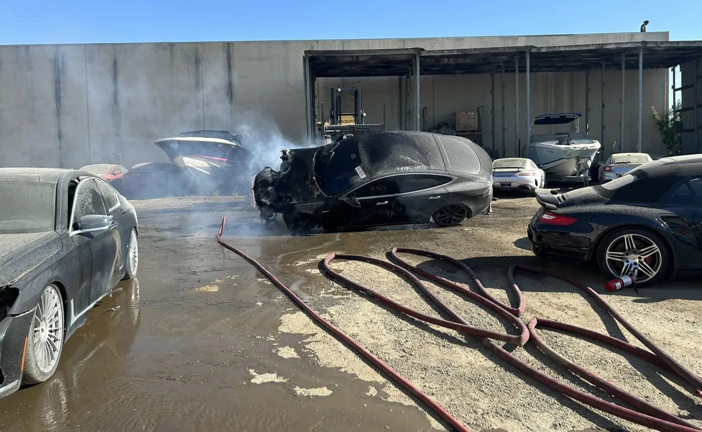 Tesla zapaliła się na złomowisku. Strażacy zaczepili Elona Muska