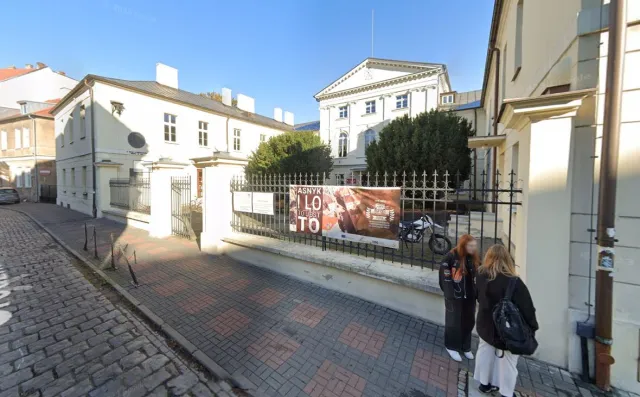 Kalisz. Ewakuacja w liceum. Ktoś rozpylił gaz pieprzowy