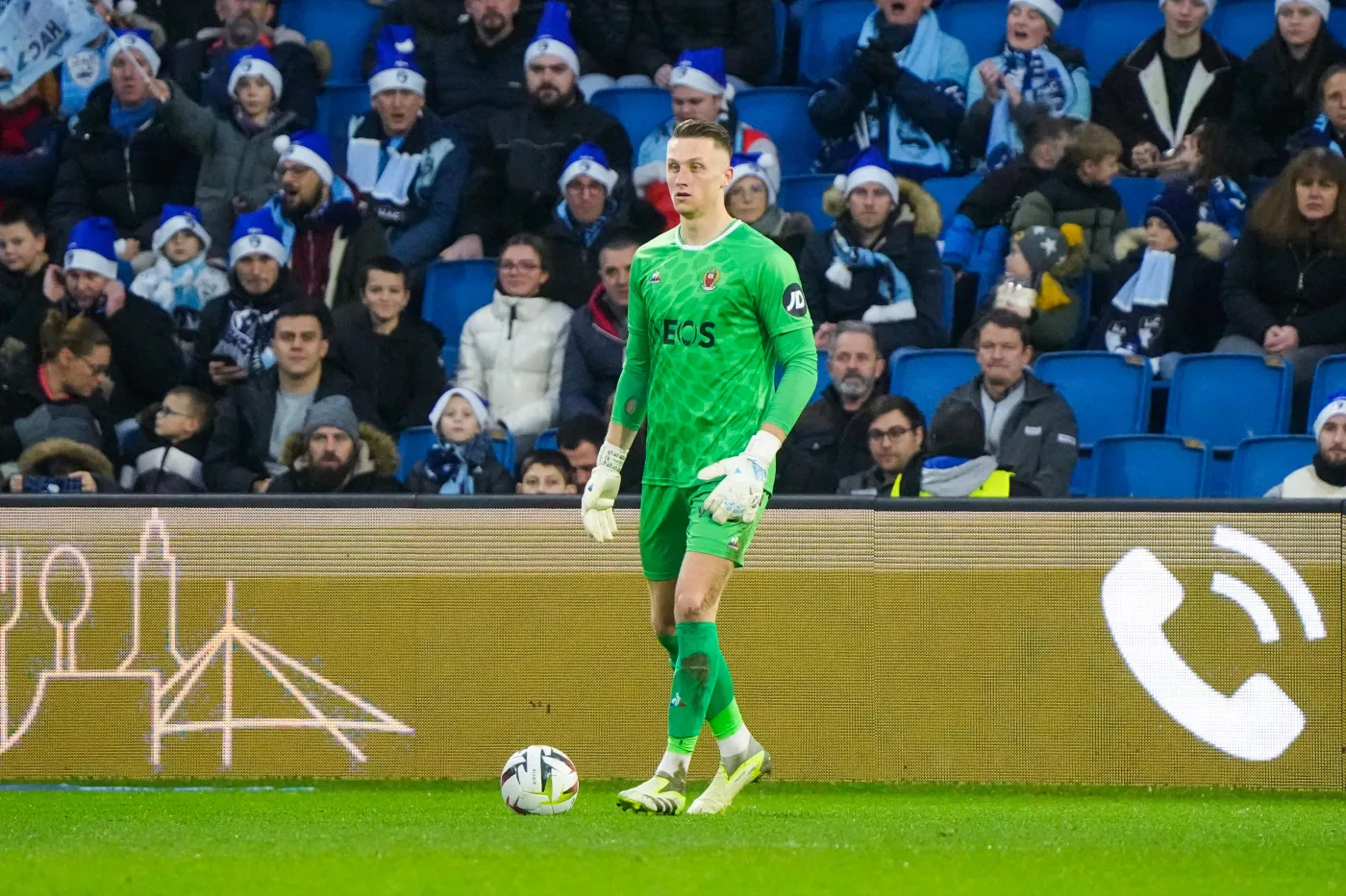 Marcin Bułka nie popisał się. Trzy razy wyjmował piłkę z siatki, raz po fatalnym błędzie [WIDEO]