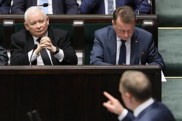 Tusk i Kaczyński jak dwa jelenie na rykowisku. Kto kogo "zaorze"? [FELIETON]