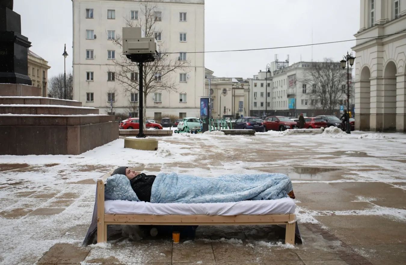Leży w łóżku w centrum Warszawy. Zwraca uwagę na poważny problem