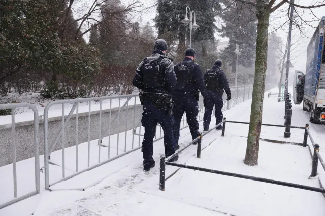 Sprzed Sejmu zniknęły barierki. Szymon Hołownia: Myśmy ich nie chcieli