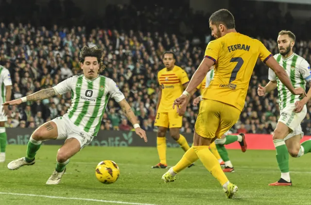 Robert Lewandowski w cieniu Ferrana Torresa. 6 goli w meczu Betis - Barcelona [WIDEO]