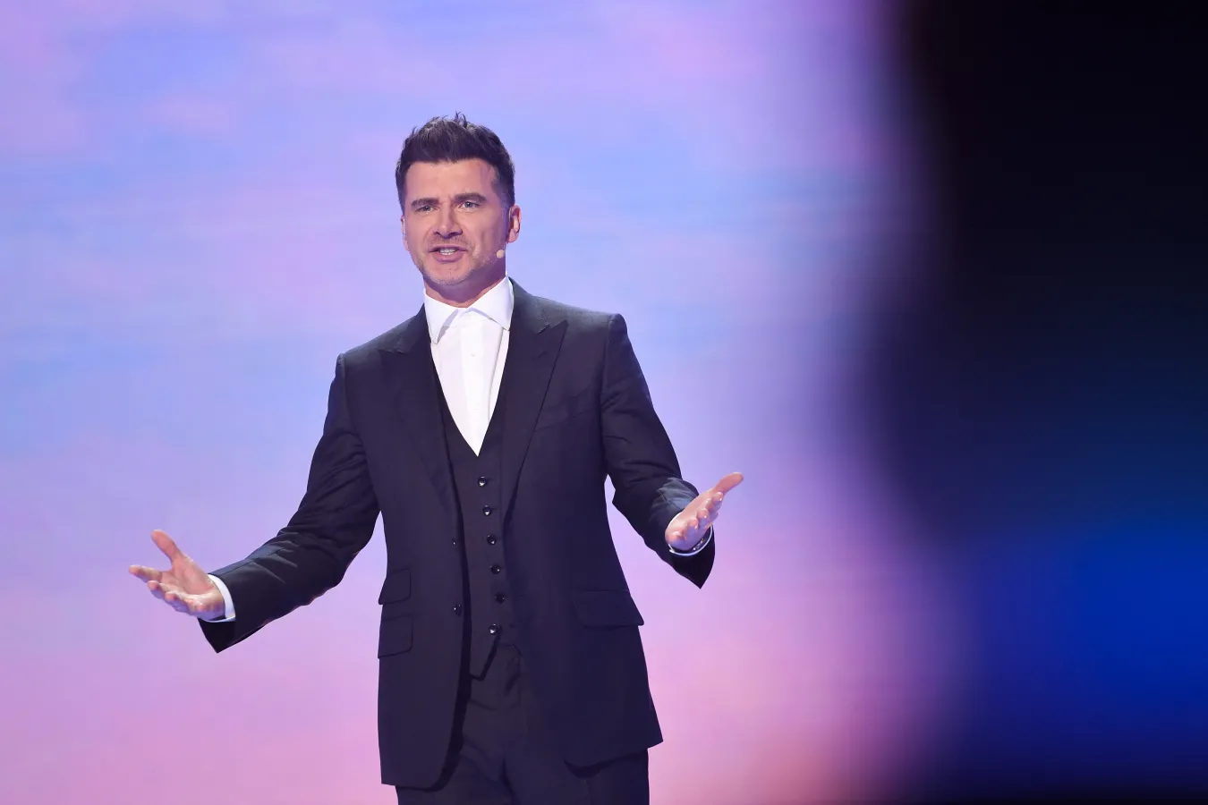 Jak mieszka Tomasz Kammel? Gwiazda TVP ma designerskie wnętrza i piękny widok na stolicę [FOTO]