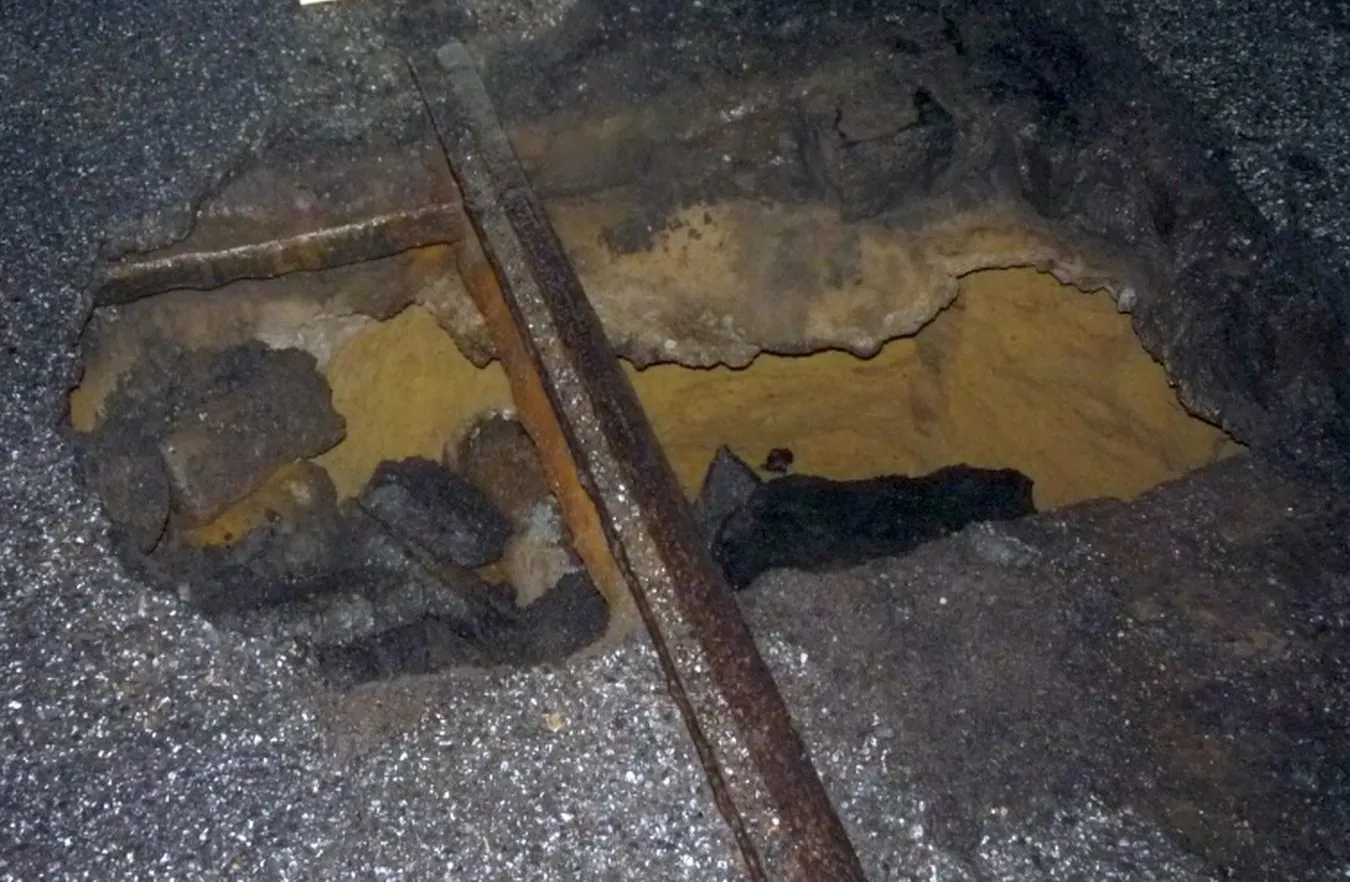 Tajemnicza dziura w jezdni. Odkryto zapomniane tory