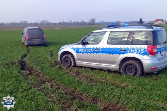 Mazowieckie: Ukradł mamie auto, był poszukiwany. Pościg zakończył się w polu