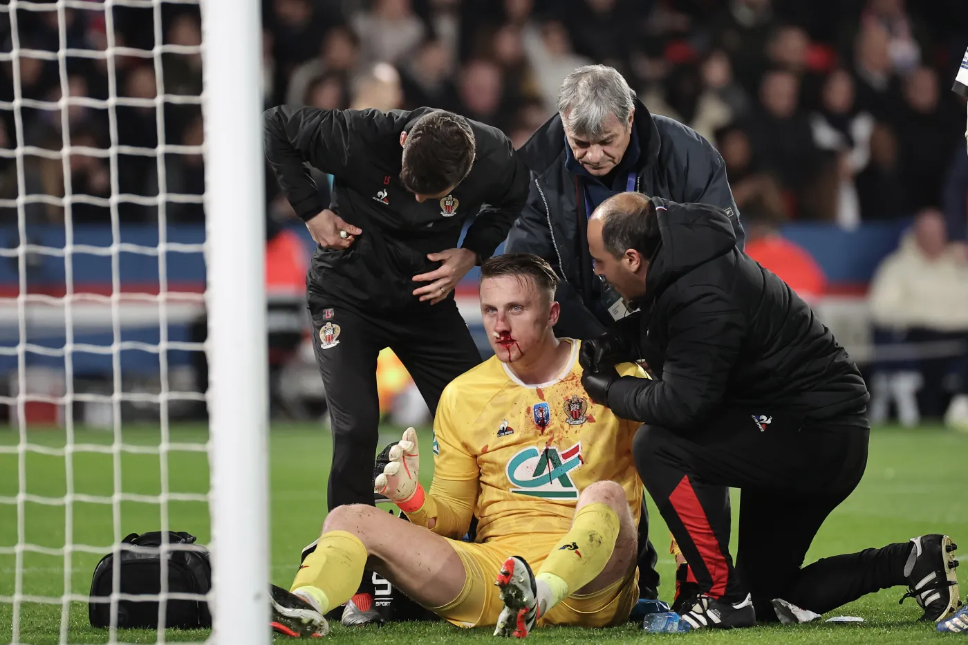 Kuriozalny błąd i rozbity nos Marcina Bułki. Polak nie popisał się w meczu z Paris Saint-Germain [WIDEO]