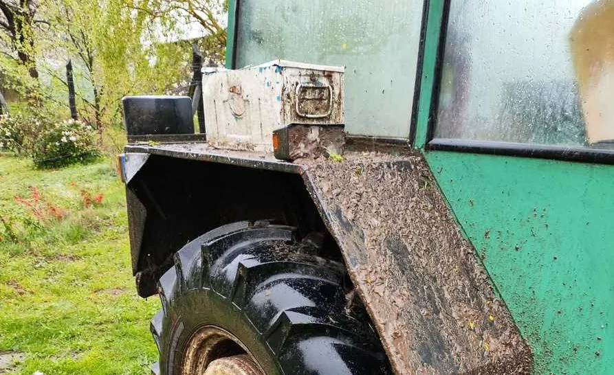 Brawurowa ucieczka traktorem. Przez pole, ku lasom. I po alkoholu...