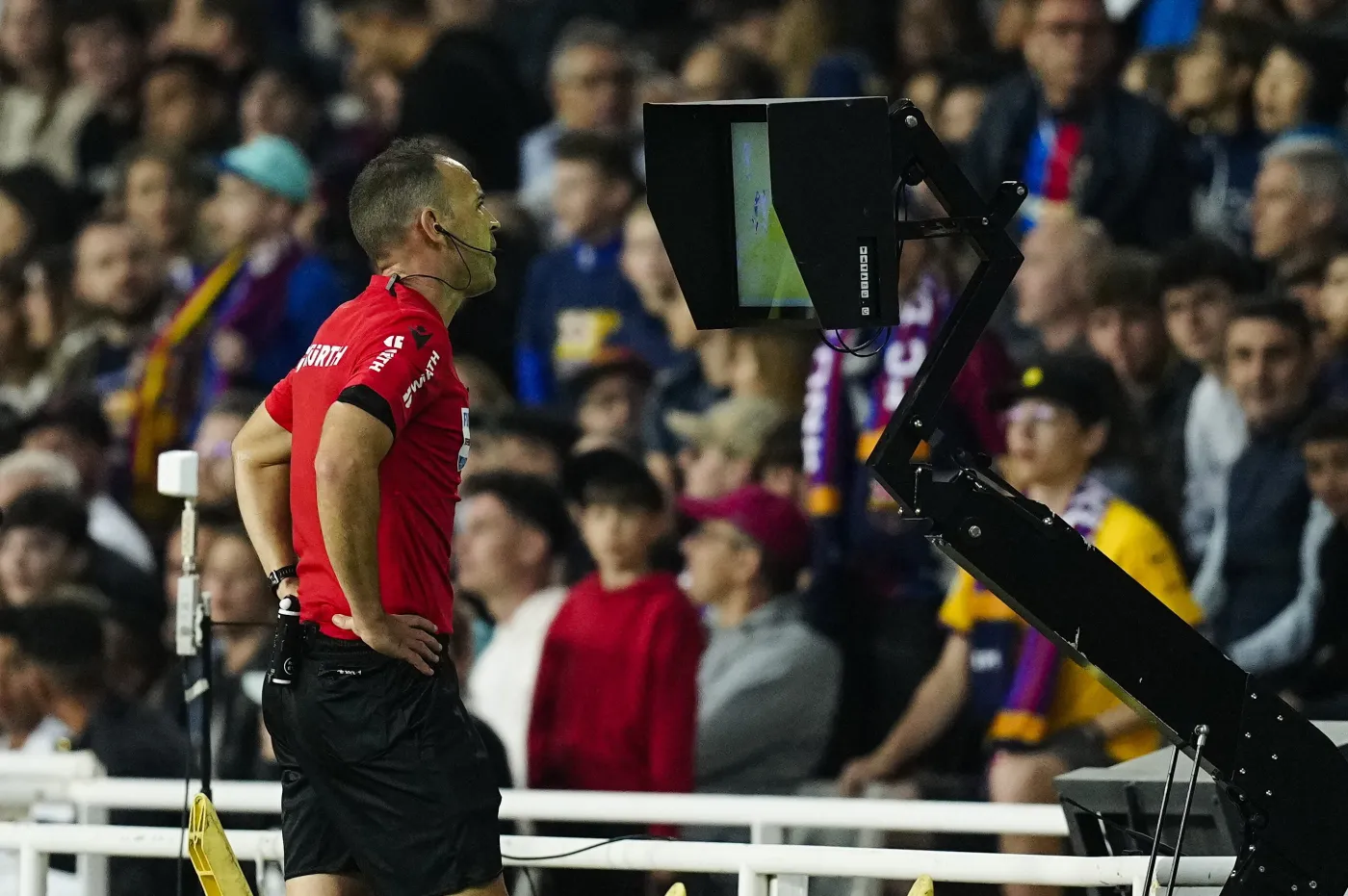 Sędzia sprawdza sytuację na monitorze VAR