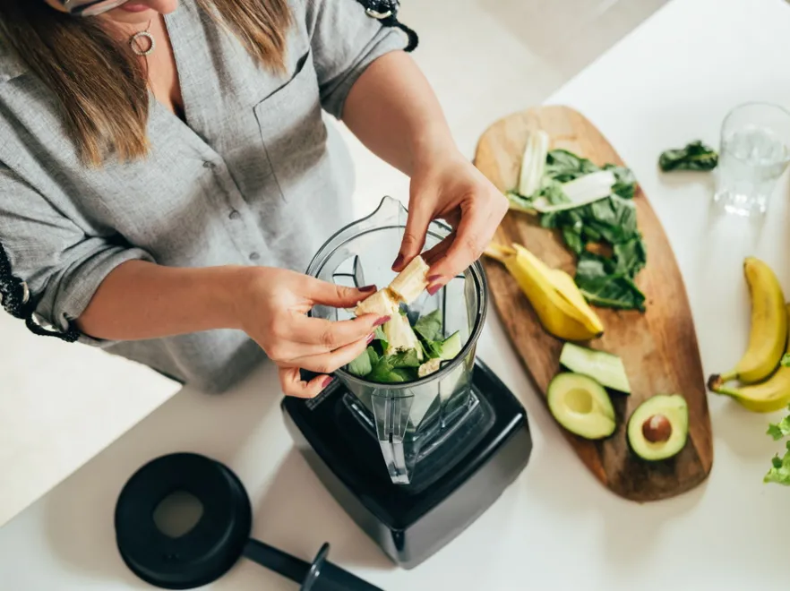 Kobieta przygotowuje koktajl. Zdrowy styl życia