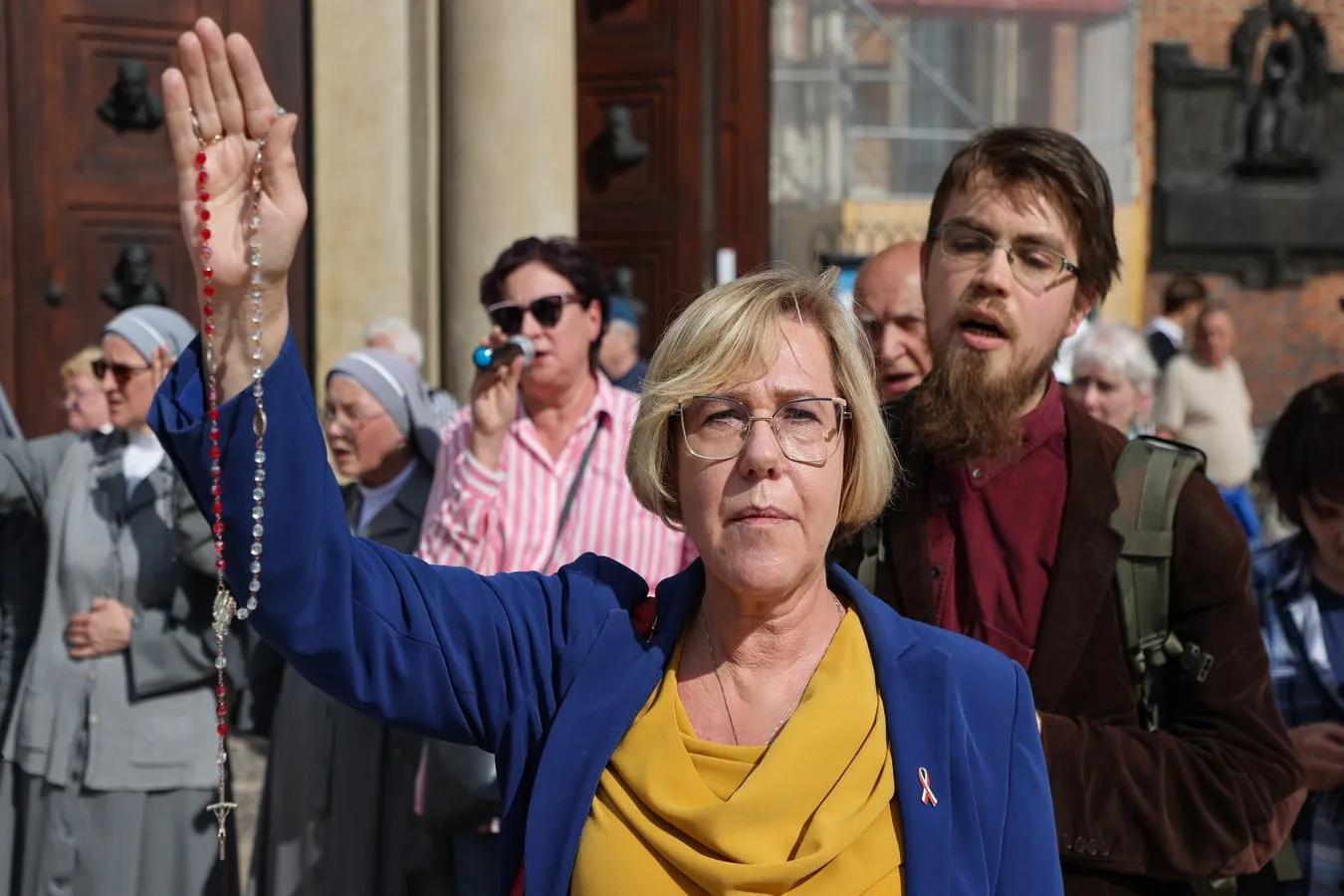 Barbara Nowak wzywa do obrony krzyża. "Proszę patrzcie, gdzie ich brakuje"