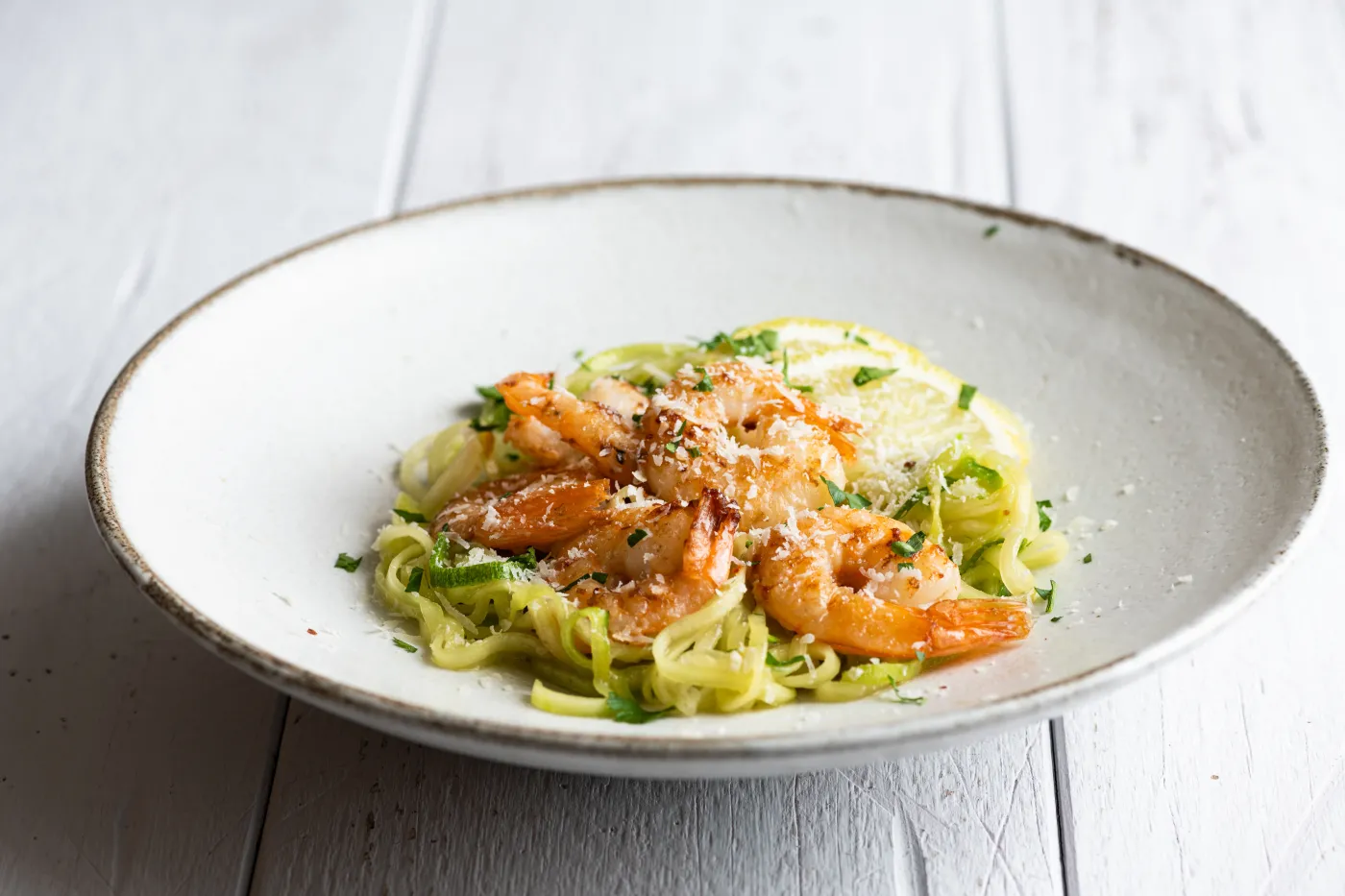 Makaron z krewetkami Spiralized,Zucchini,Noodles,Pasta,With,Shrimps,On,Gray,Background,,Selective