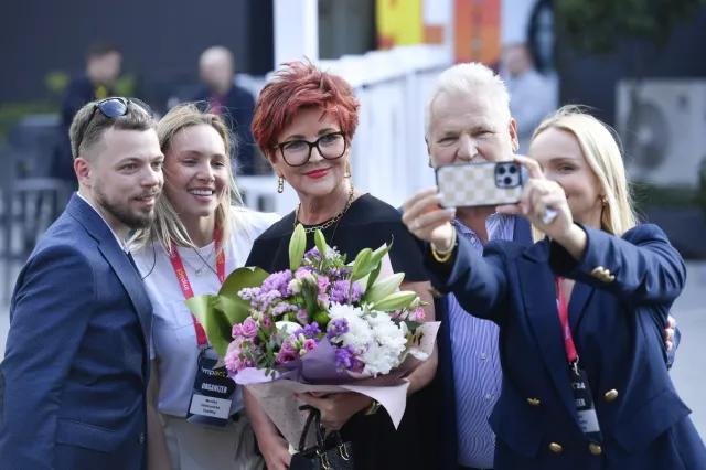 Jolanta Kwaśniewska pozuje na okładce magazynu. Internauci zaniemówili [FOTO]