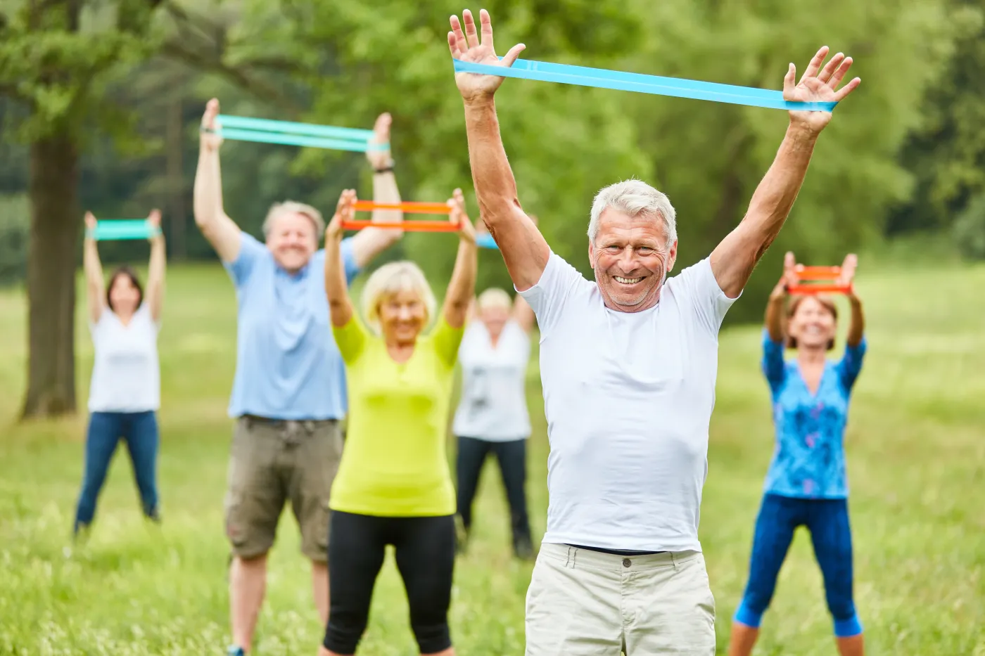 Senior seniorzy ćwiczenia Seniors,Exercise,Fitness,With,Stretch,Band,In,Physiotherapy,In,Rehab