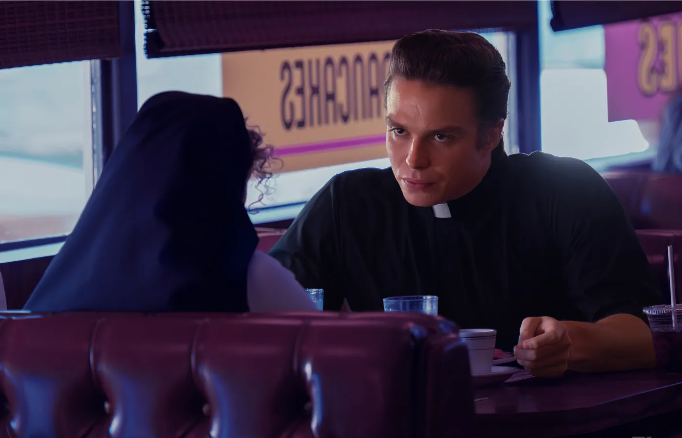 Ekranowy morderca z "Potworów" w nowym serialu gra księdza. Znów będzie hit?