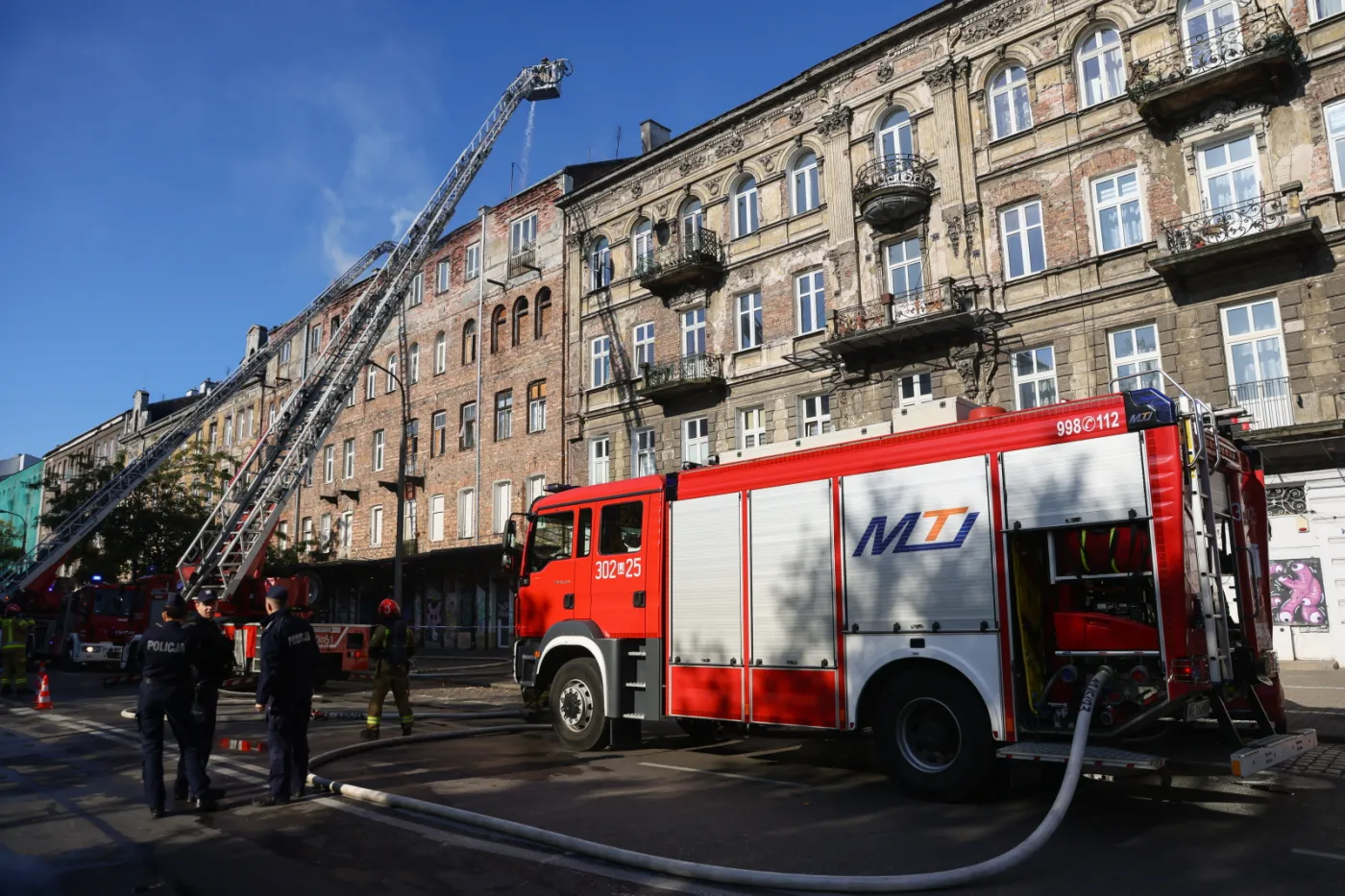 Akcja dogaszania pożaru kamienicy w Warszawie