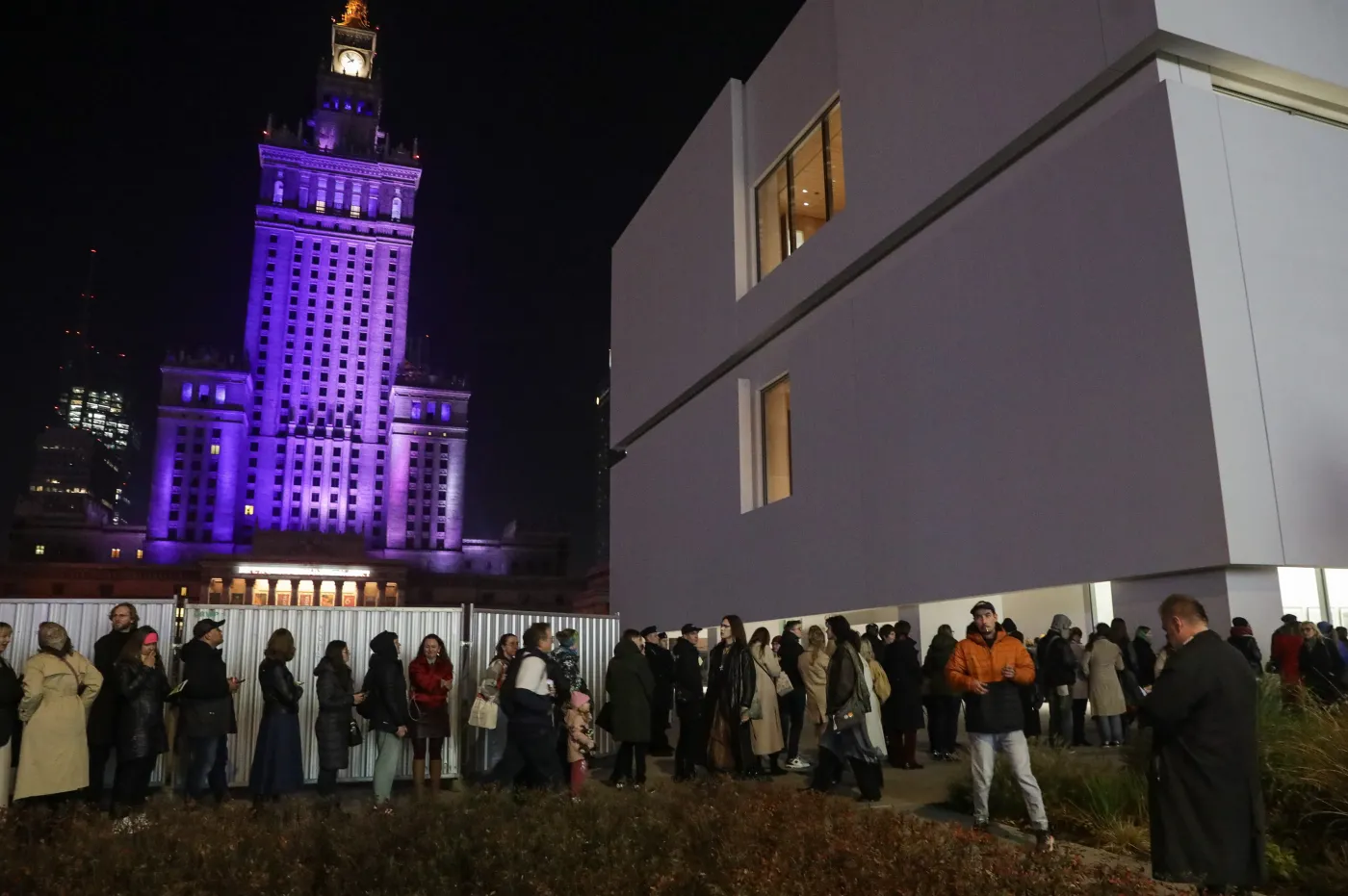 Tłumy na otwarciu Muzeum Sztuki Nowoczesnej. Prawica krytykuje budynek nowej placówki [ZDJĘCIA]