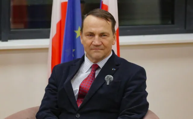 Niebezpieczna gra Putina i Łukaszenki. Sikorski: Podsyłają nam ludzi