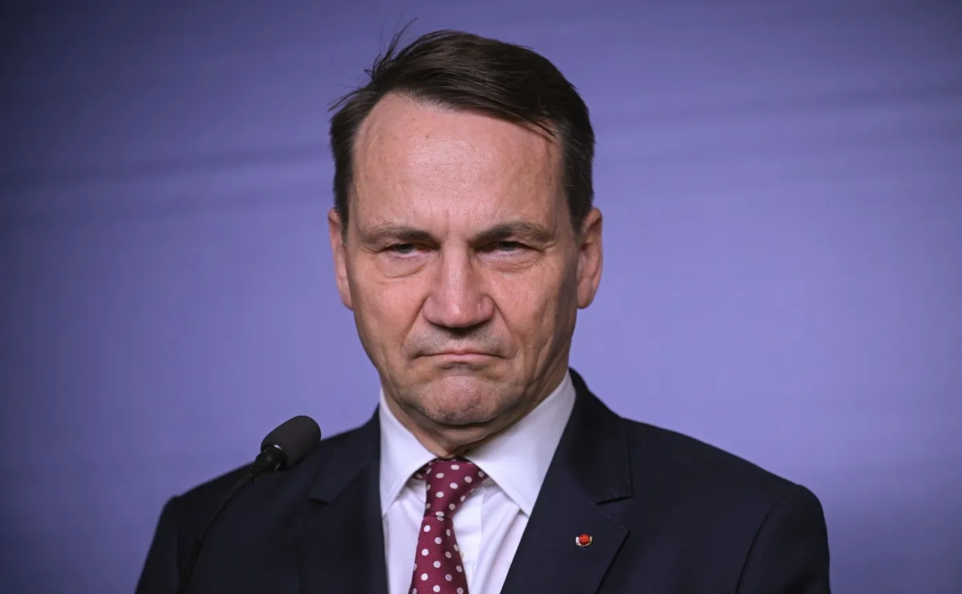 Sikorski uderza w PiS ws. uchodźców. "Nie będziemy mówili, że są nośnikami ameb"