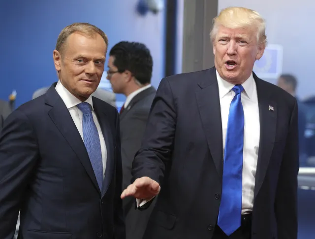 Donald Tusk patrzy w stronę Donalda Trumpa. Ma jeden cel