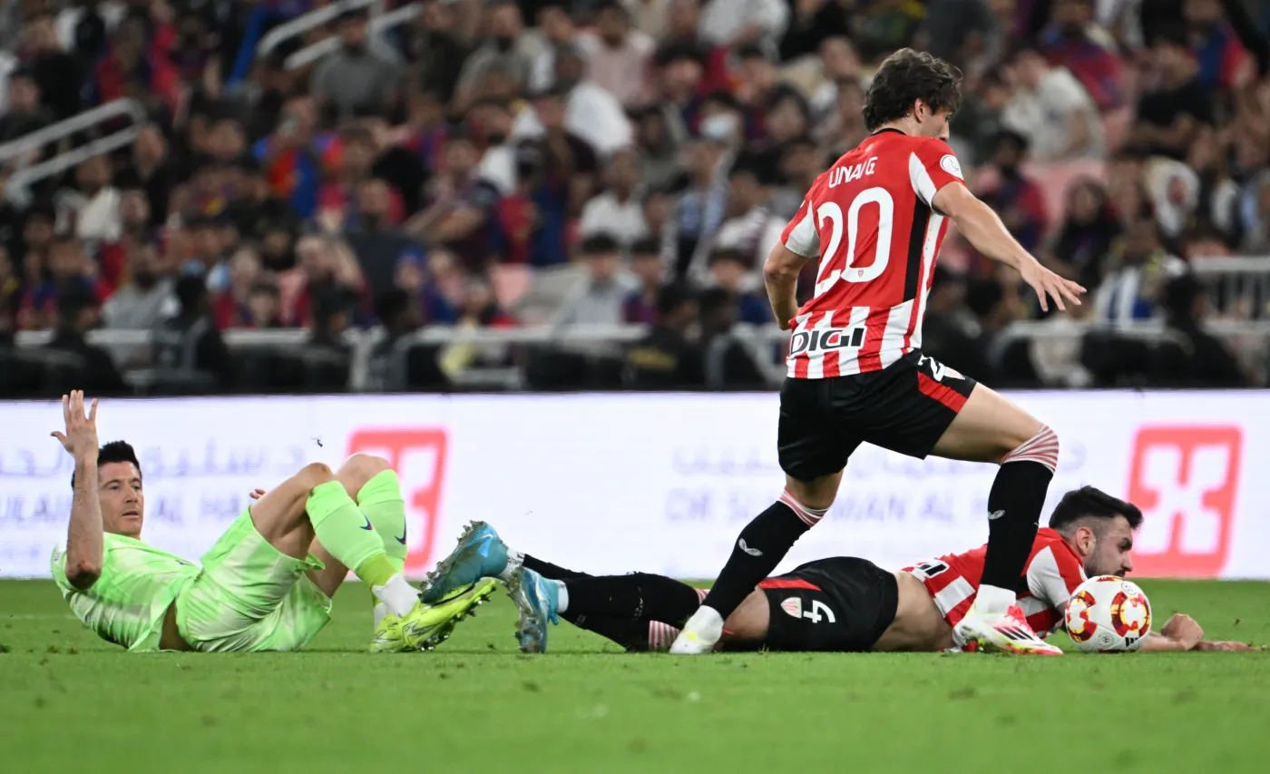 unai-gomez-aitor-paredes-i-robert-lewandowski-38381040.jpg