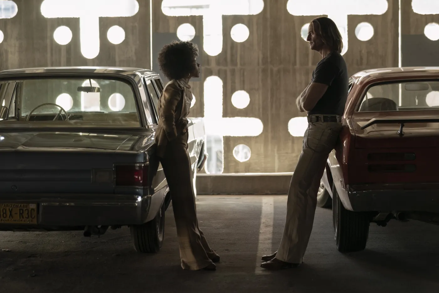 Rachel Hilson i Josh Holloway w serialu "Duster"