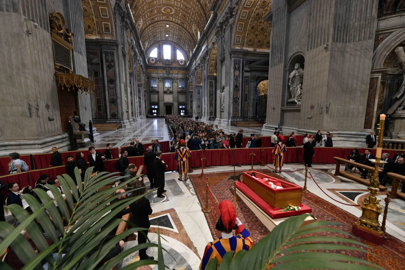 Selfie przed trumną papieża Franciszka. Oburzenie w Bazylice św. Piotra