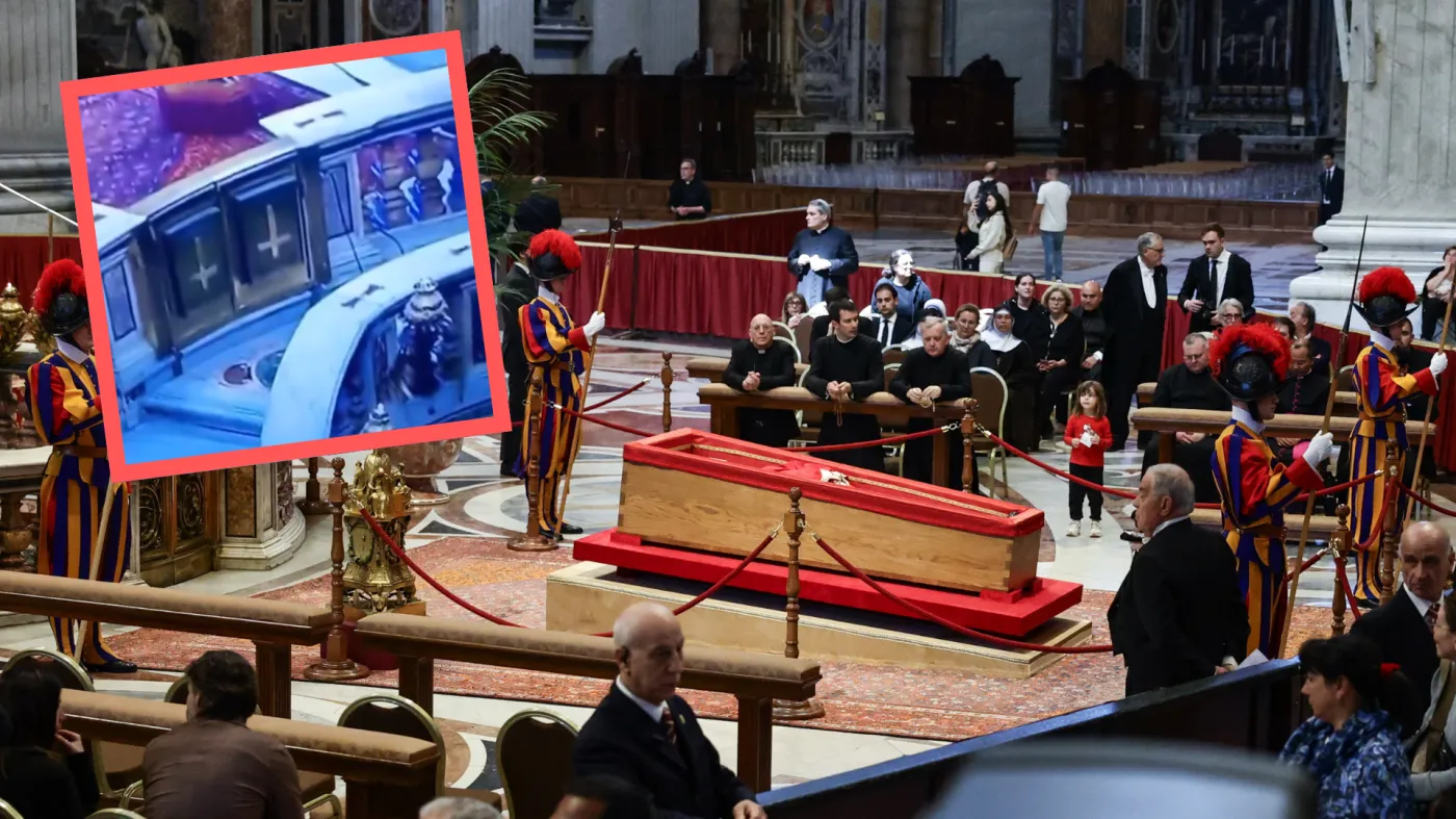 Odwrócone krzyże. Ważny symbol za trumną papieża Franciszka