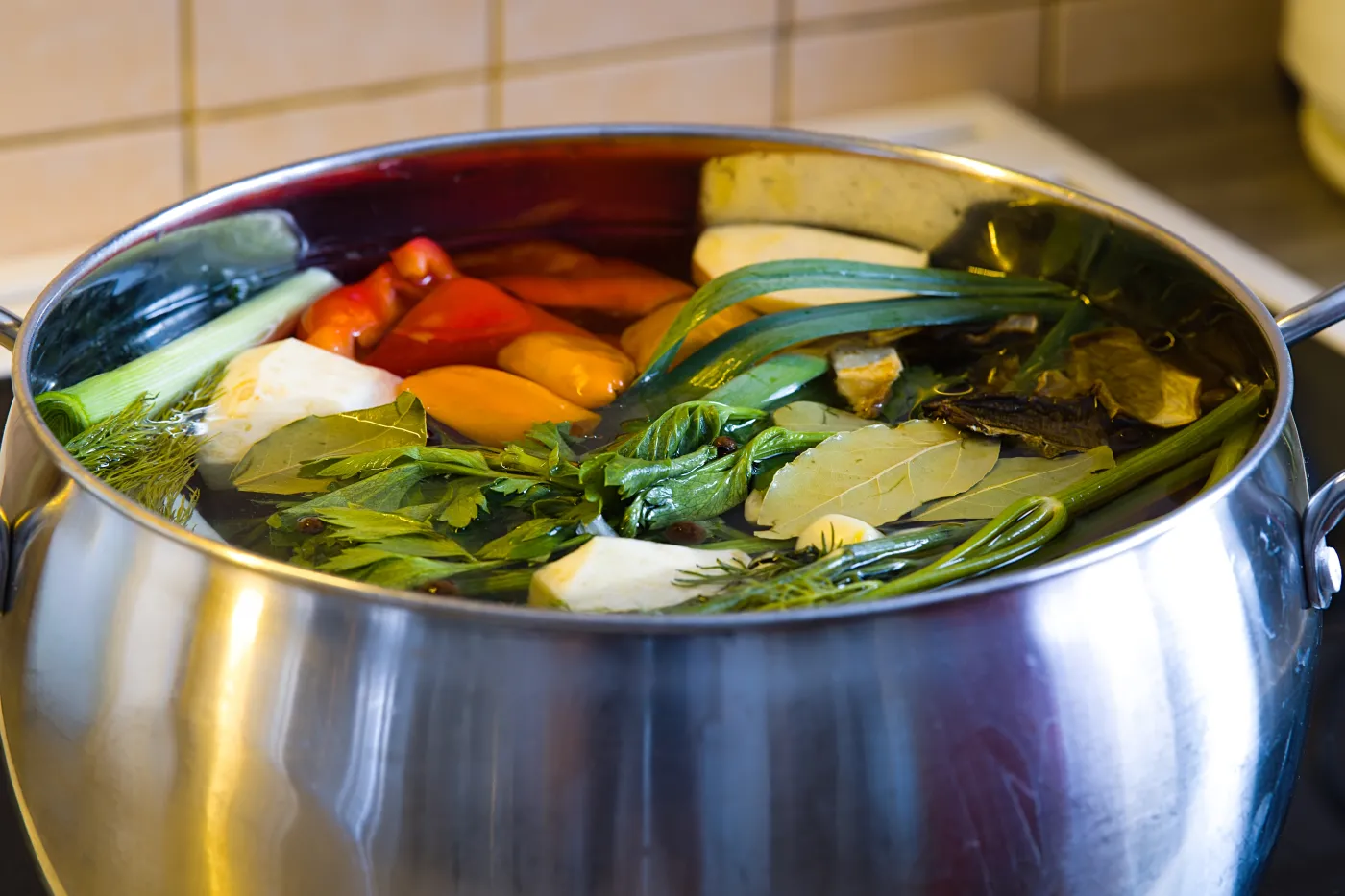 Rosół klarowny i złocisty. Tak gotowały go nasze babcie
