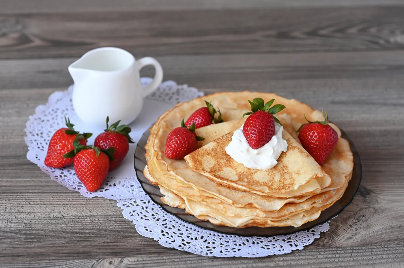 Pyszny obiad na wtorek. Podajemy przepis, Ty gotujesz. Naleśniki z truskawkami