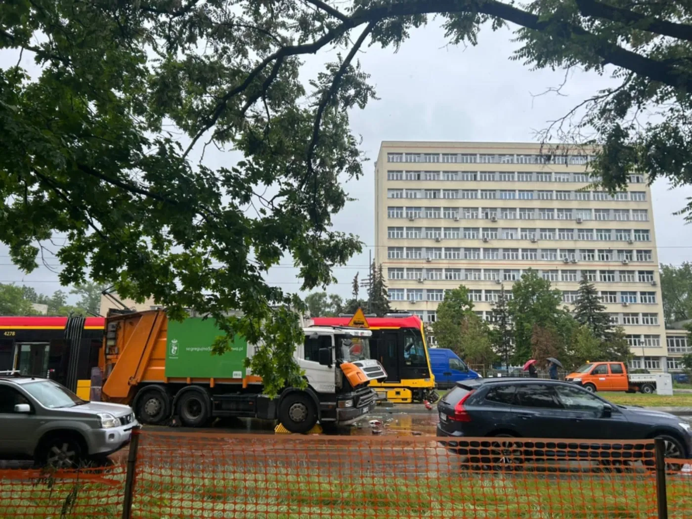 W Warszawie tramwaj zderzył się ze śmieciarką 
