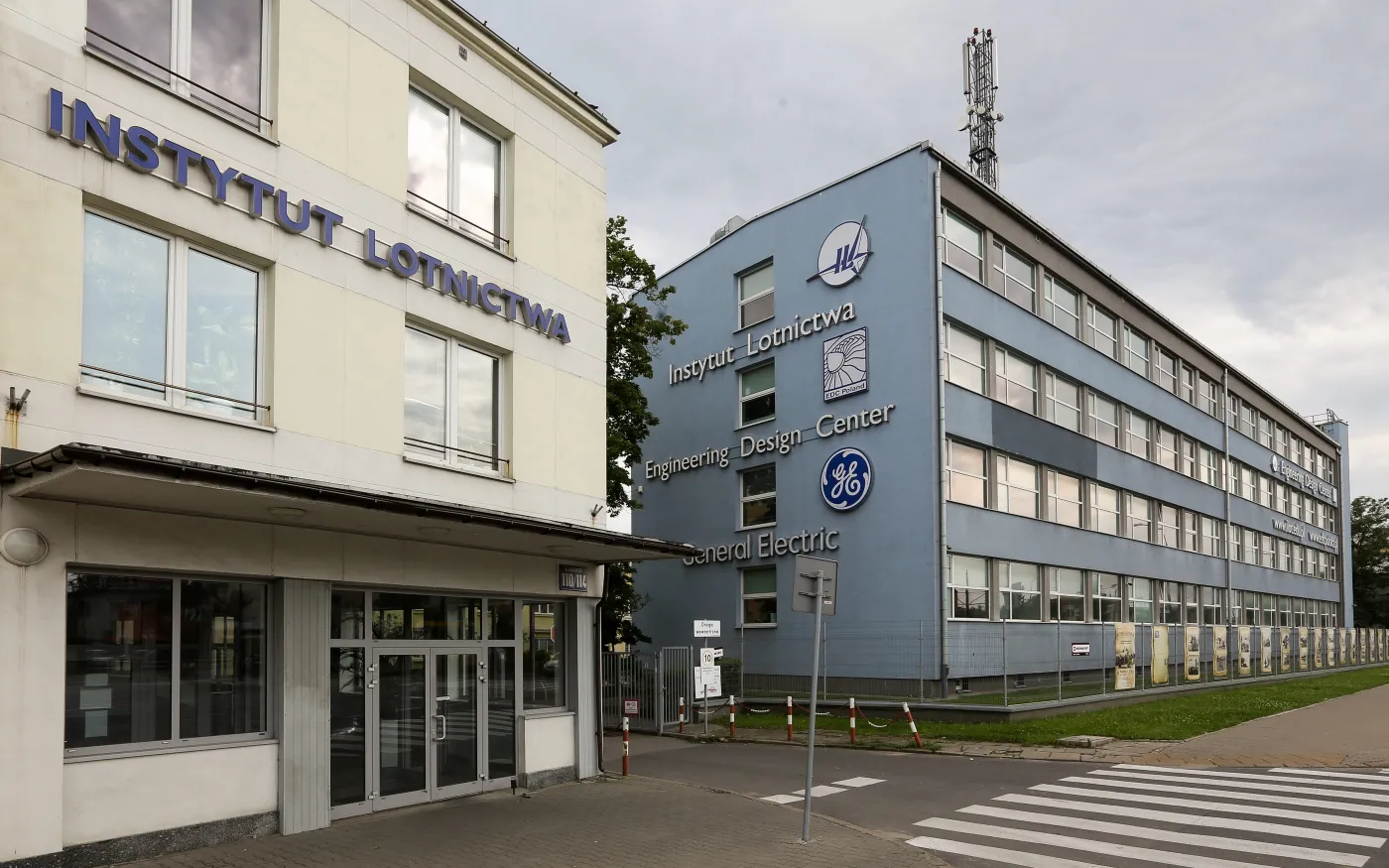 Samochód uderzył w budynek Instytutu Lotnictwa. "Wyleciały okna i drzwi"