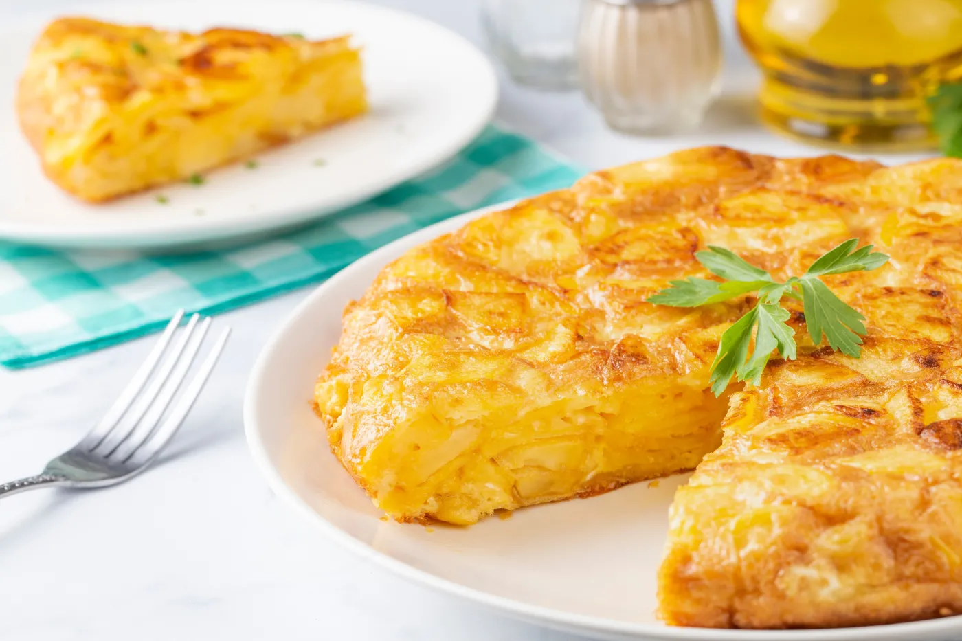 Tortilla de patatas to hiszpański przysmak. Doskonale nada się na pyszny i szybki obiad