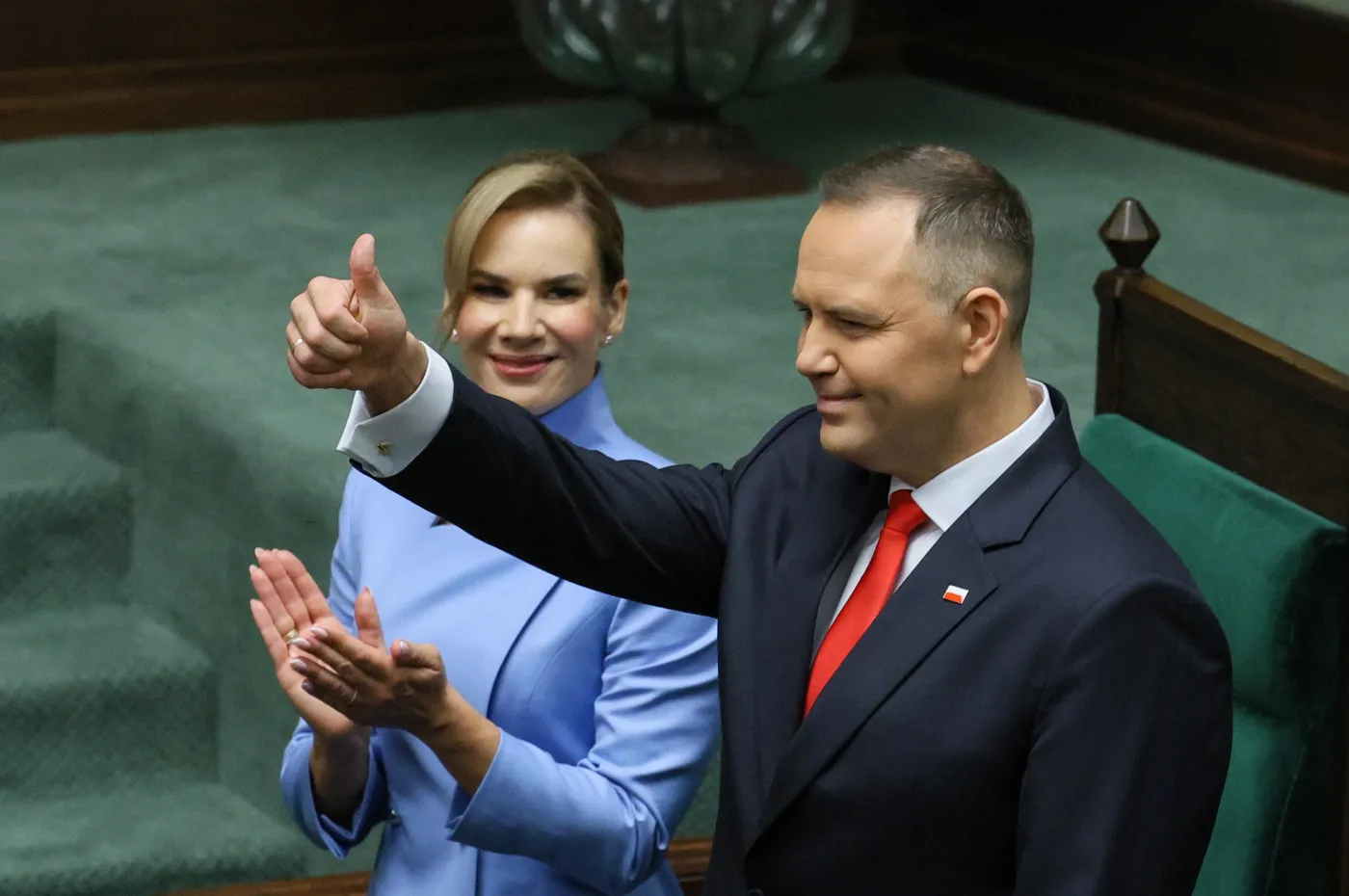 Trumpowski styl w Pałacu Prezydenckim? Nawrocki z czerwonym krawatem i jasnym przekazem
