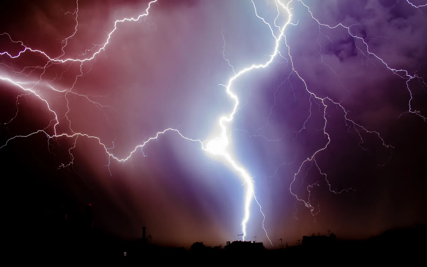 Alert RCB. Ostrzeżenie przed gwałtownymi burzami i brakiem prądu