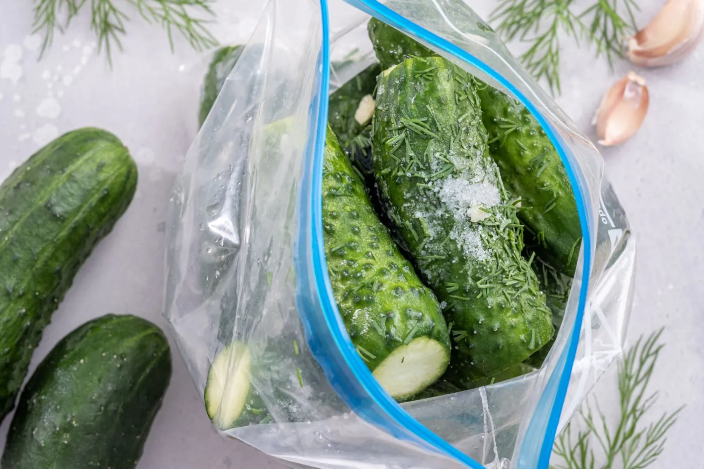 Ogórki małosolne w woreczku bez wody. Jak zrobić ogórki małosolne na sucho?