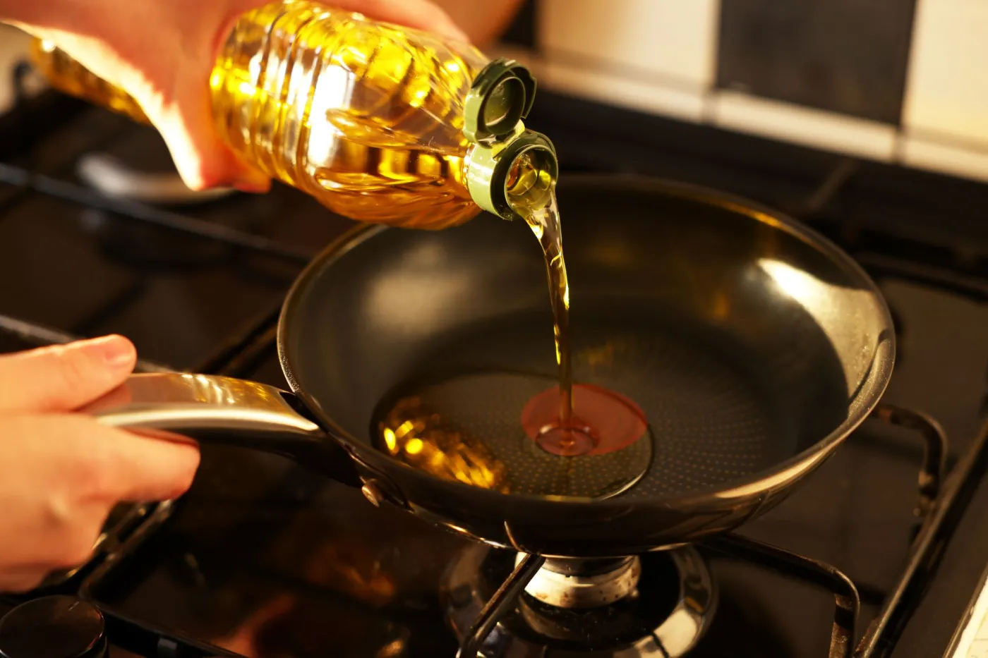 Używasz tego oleju w kuchni? Jeden błąd i na talerzu lądują rakotwórcze związki
