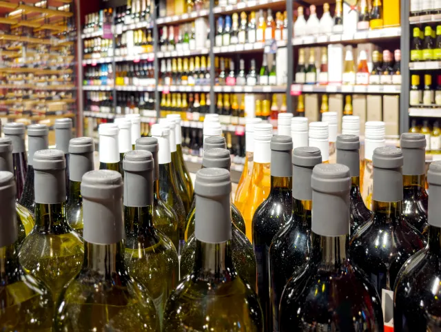 Polacy chcą nocnej prohibicji? Takiego wyniku sondażu nikt się nie spodziewał