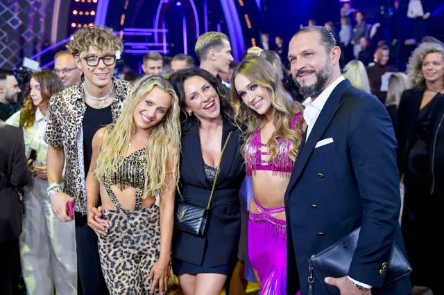 Kultowy "głos" "Tańca z gwiazdami" pojawił się na parkiecie. Kim jest lektor show? [FOTO]