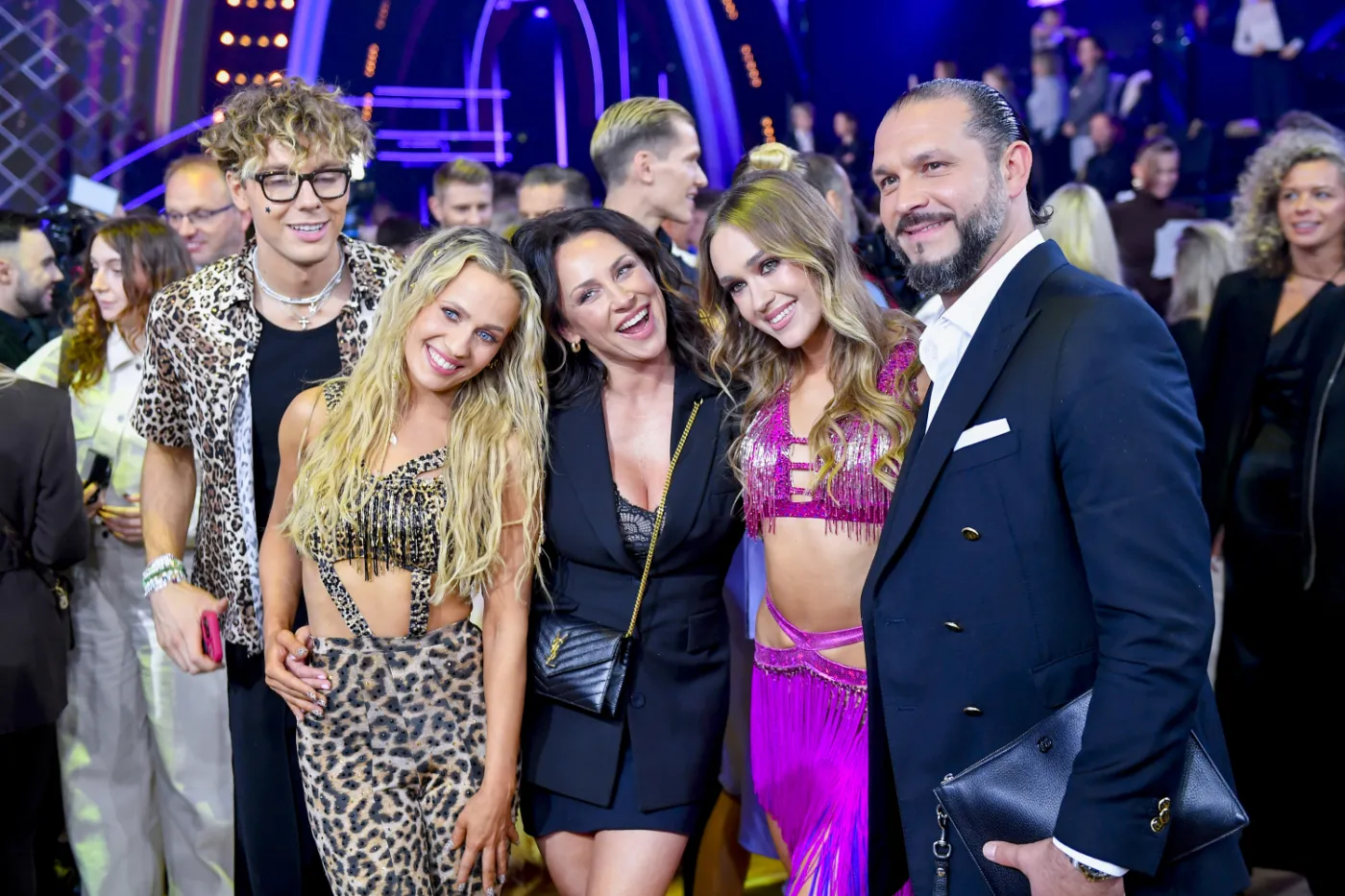 Kultowy "głos" "Tańca z gwiazdami" pojawił się na parkiecie. Kim jest lektor show? [FOTO]