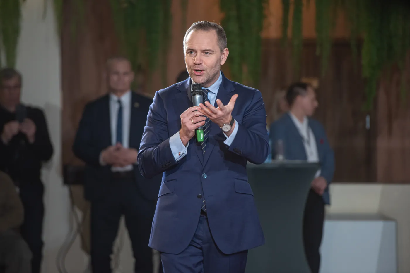 Rosja drwi z Nawrockiego, bo "rozmawia" z  duchem Piłsudskiego. "Opętały go demony"
