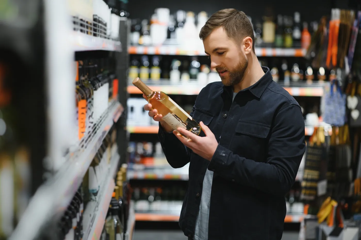 O której godzinie i w który dzień tygodnia Polacy kupują najczęściej alkohol? Zaskakujące dane z paragonów