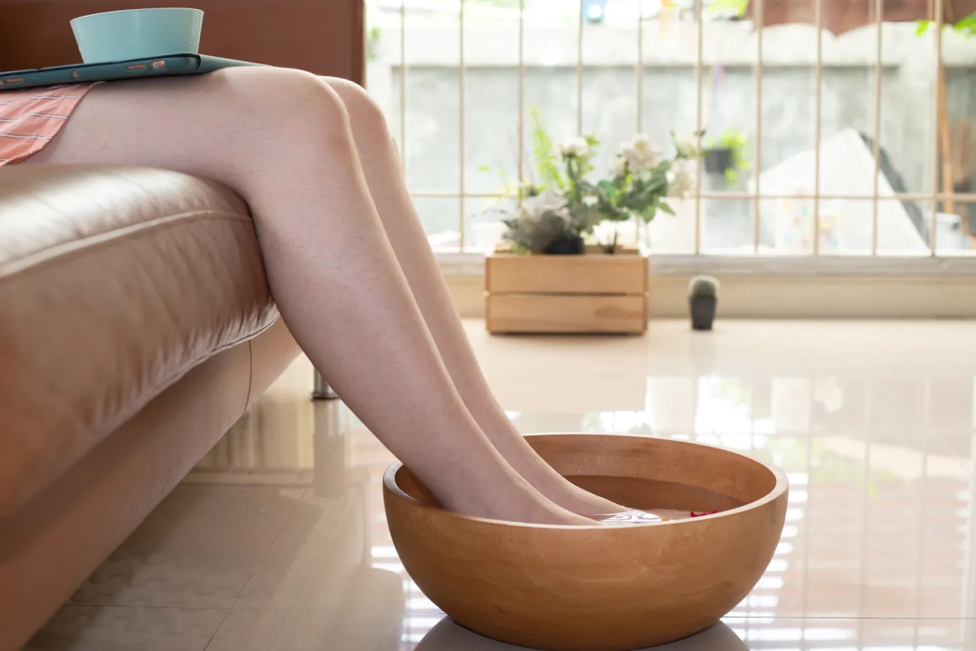 Sposób na walkę z grzybicą stóp i zmęczeniem nóg. Wsyp tę przyprawę do miski z wodą