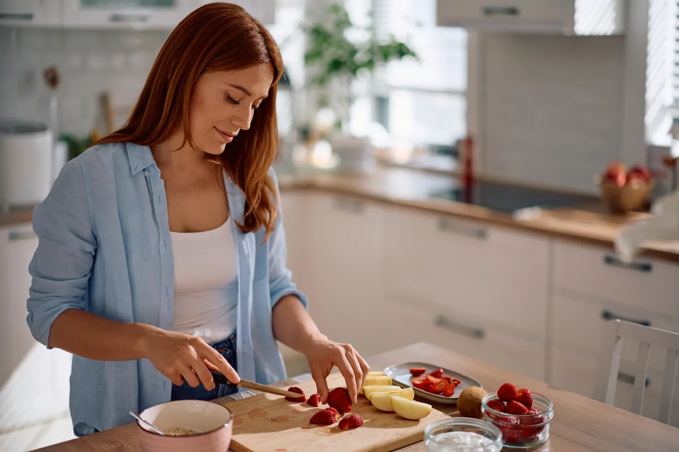 "Kobiety do garów". Tak Polacy widzą rolę kobiet w życiu codziennym [SONDAŻ]