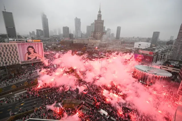 Marsz Niepodległości 2025. Mimo zakazów race i świece dymne poszły w ruch