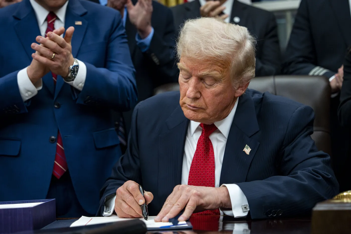 Trump kończy najdłuższy shutdown w historii USA. Po 43 dniach chaosu rząd wraca do pracy