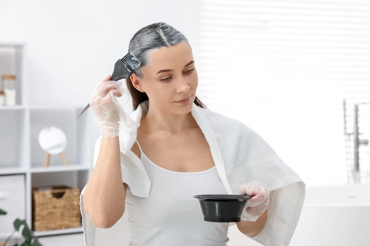 Farbujesz włosy, więc musisz to wiedzieć. Ekspert o tym,  jak często farbować włosy bez uszczerbku na zdrowia