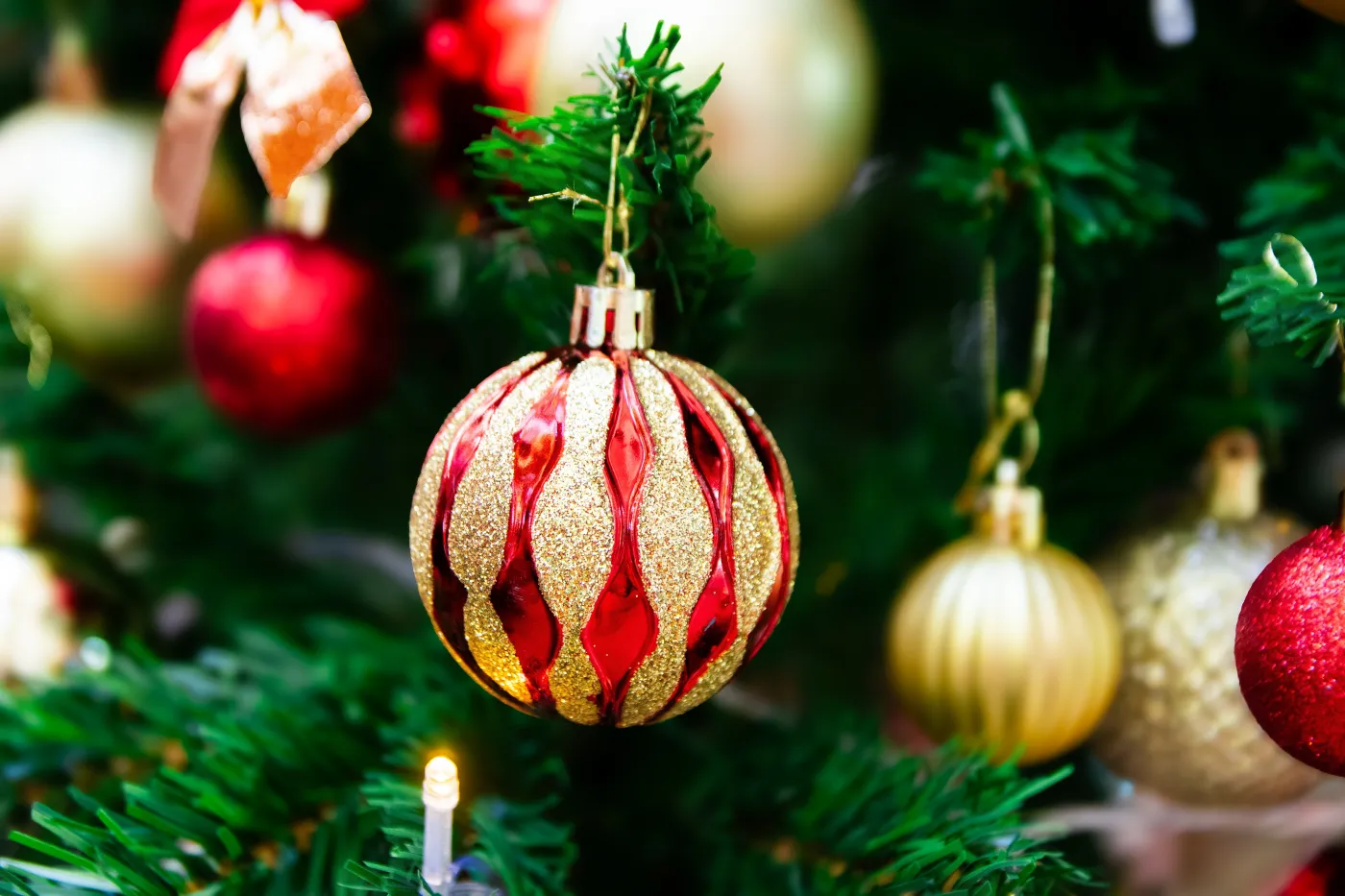 Wyrzuciłeś? Pożałujesz! Bombki z czasów PRL osiągają zawrotne ceny. To prawdziwe skarby!