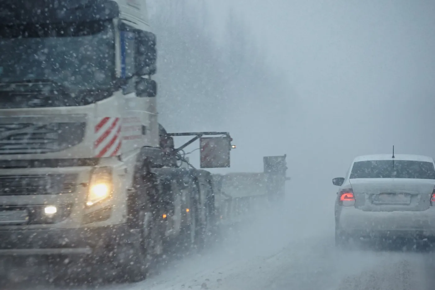 Gdzie teraz pada śnieg w Polsce? Dwie strefy śnieżyc, silny wiatr i nawet 60 cm śniegu - północna Polska sparaliżowana